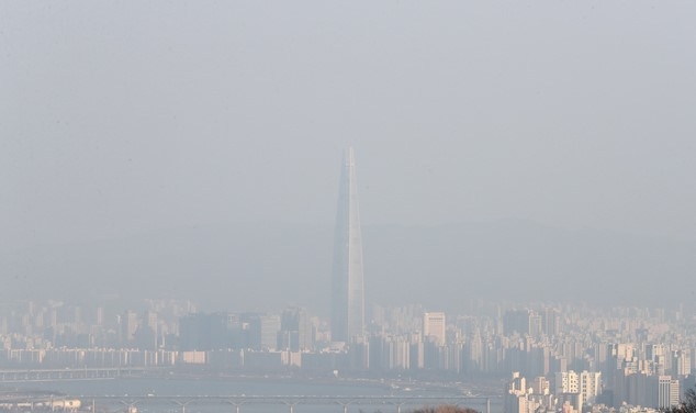 전국 대부분 지역에서 초미세먼지 농도가 나쁨 수준을 보인 21일 오후 서울 중구 남산에서 바라본 서울 도심이 뿌옇게 흐려져 있다.