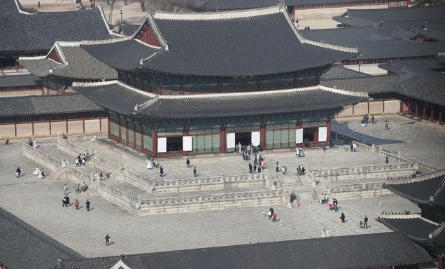 완연한 봄날씨를 보인 지난 21일 오후 서울 종로구 경복궁에서 시민들이 나들이를 하고 있다.