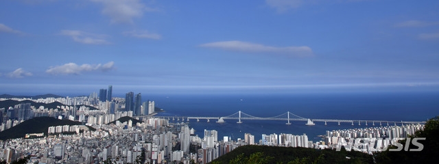장마가 소강상태인 16일 오후 부산지역에는 오래간만에 파란 하늘이 드러났다.