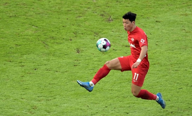 트래핑하는 황희찬