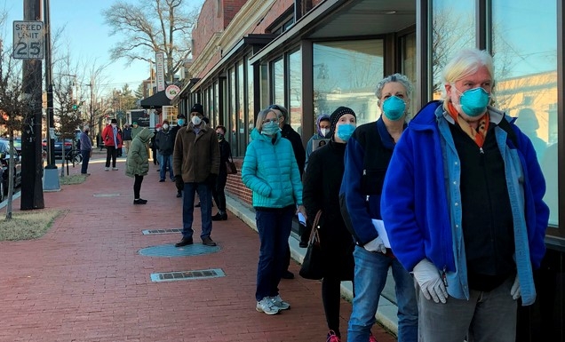 지난 12일 미국 워싱턴 소재 해티 홈즈 시니어 건강센터 밖에서 65세 이상 고령자들이 신종 코로나바이러스 감염증(코로나19) 백신을 접종 받기 위해 줄을 서 기다리고 있다.