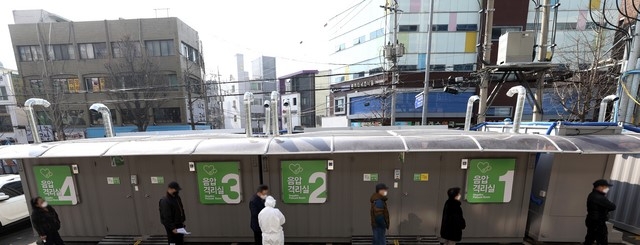 서울 용산구 순천향대학교 서울병원 관련 신종 코로나 바이러스 감염증(코로나19) 확진자가 누적 200명을 넘어선 21일 서울 순천향대학교 서울병원에 설치된 코로나19 선별진료소에서 시민들이 검사를 기다리고 있다.