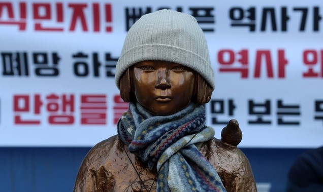 지난 17일 오후 서울 종로구 일본대사관 앞 평화로에서 대한불교조계종 사회노동위원회 주관으로 열린 제1479차 일본군성노예제 문제해결을 위한 정기 수요시위 기자회견이 진행중인 가운데 소녀상에 털모자와 목도리가 둘러져 있다.