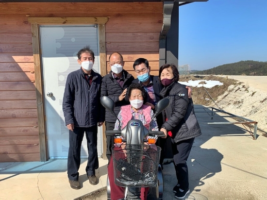 장흥군 장동면 사랑의 전동차 전달/사진=장흥군