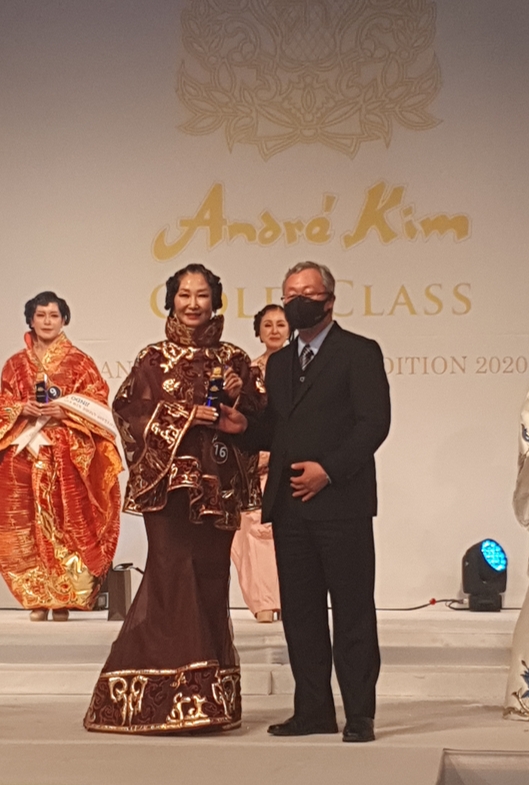 사진=대회참가자 양숙님과 메디셀바이오 나용주 대표이사가 시상을 하고 기념 촬영중이다.