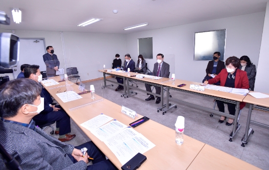 이용섭 광주광역시장은 22일 오후 동구 금남로 광주광역시관광협회를 방문해 정길영 회장 및 간부들과 간담회를 갖고 코로나19로 어려움을 겪고 있는 관광업계의 애로사항을 청취하고 지원방안을 논의했다./사진=광주시