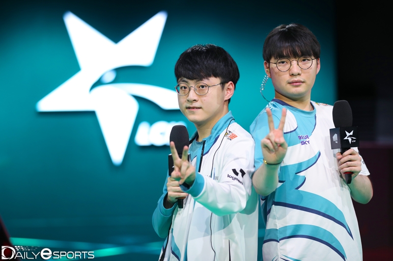 담원 기아 미드 라이너 '쇼메이커' 허수(왼쪽)과 서포터 '베릴' 조건희.