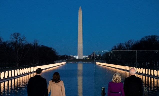조 바이든(오른쪽) 대통령과 영부인 질 바이든 여사, 카멀라 해리스(왼쪽 세 번째) 부통령 당선인과 남편 더그 엠호프가 취임식 전날인 지난달 19일(현지시간) 워싱턴DC 링컨기념관에서 신종 코로나바이러스 감염증(코로나19) 희생자들을 추모하고 있다.