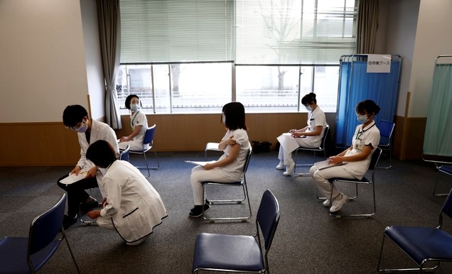 지난 17일 일본 도쿄메디컬센터에서 의료진들이 신종 코로나바이러스 감염증(코로나19) 백신 접종 후 대기하고 있다.