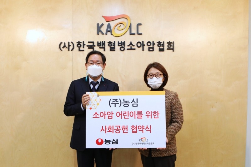 농심- 한국백혈병소아암협회 사회공헌 협약식. 사진 왼쪽부터 농심 경영기획부문장 황청용 전무, 한국백혈병소아암협회 허인영 사무총장 대행