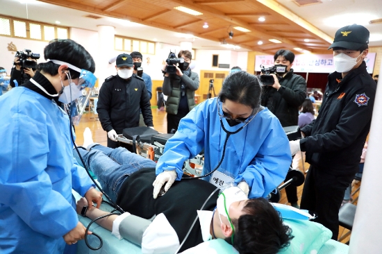 광주광역시는 오는 26일부터 시작되는 코로나19 백신 예방접종을 앞두고 안전한 접종을 위해 23일 남구 소화누리(정신요양병원시설) 강당에서 남구보건소, 남부소방서, 남부경찰 등이 참여한 가운데 백신 예방접종 모의훈련을 실시했다./사진=광주시