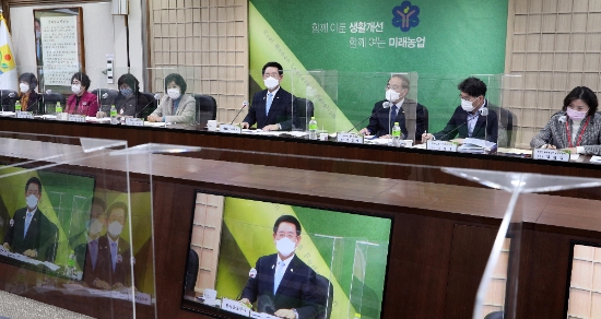 김영록 전라남도지사가 23일 오후 도청 서재필실에서 농업농촌 발전방안 논의와 농촌 현장의 목소리를 청취하기 위해 한국생활개선전라남도연합회와 온-오프라인 간담회를 갖고 있다./사진=전라남도