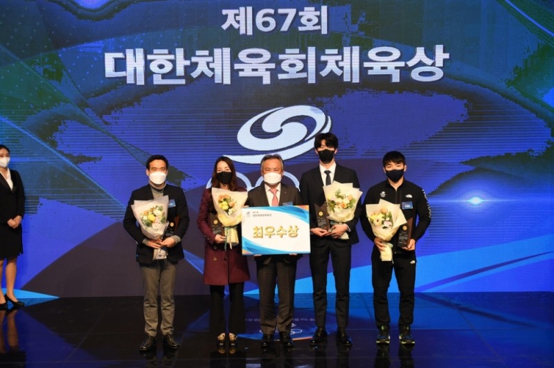 이기흥 대한체육회장(가운데)이 23일 대한체육회체육상 시상식에서 유도 안창림(맨오른쪽), 수영 황선우(오른쪽에서 두 번째) 등 최우수상 수상자를 시상하고 있다.