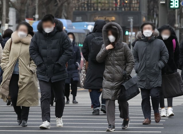 전국 대부분 지역에 한파 특보가 내려진 지난 16일 오전 서울 종로구 광화문 광장 인근에서 시민들이 횡단보도를 건너고있다.
