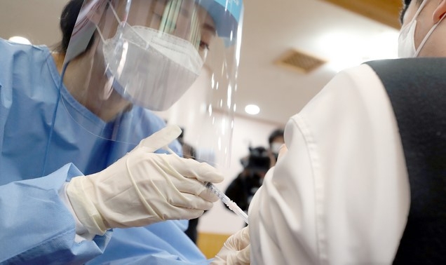 23일 오전 광주 남구 봉선동 소화누리 요양시설에서 신종 코로나바이러스 감염증(코로나19) 아스트라제네카 백신 접종 모의훈련이 펼쳐지고 있는 가운데 의료진이 접종을 하고 있다.