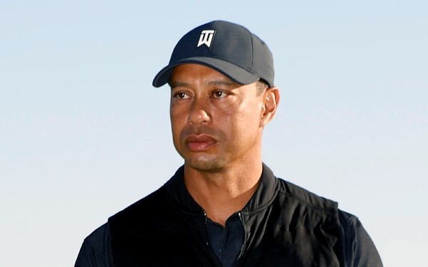 지난 21일 로스앤젤레스 리비에라 컨트리 클럽에서 열린 제네시스 인티테이셔널 대회 종료 후 시상식을 지켜보고 있다. 로스엔젤레스 카운티 보안관은 골프 황제 타이거 우즈가 23일(현지시간) 로스앤젤레스 카운티에서 차량 전복 사고로 부상했다고 밝혔다.