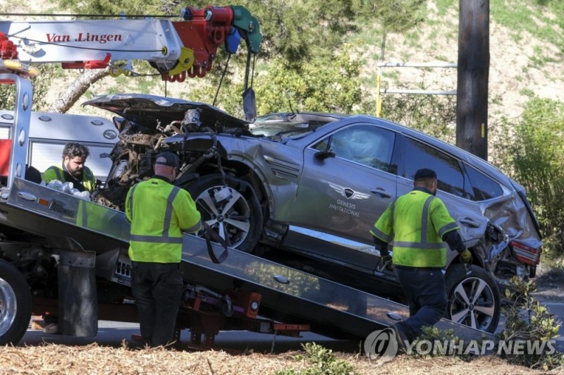 (로스앤젤레스 AP=연합뉴스) 23일(현지시가) 미국 캘리포니아주 로스앤젤레스의 랜초 팔로스버디스 구역에서 발생한 '골프 황제' 타이거 우즈의 자동차 전복 사고 현장에서 우즈가 몰던 스포츠유틸리티차량(SUV)이 트럭에 실려 이송되고 있다. 이 사고로 우즈는 다리 여러 곳을 다쳐 병원으로 이송돼 수술을 받는 것으로 알려졌다.