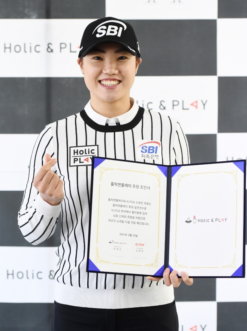 지난 23일 진행된 홀릭앤플레이 의류 후원 계약식에서 신보민 선수가 포즈를 취하고 있다.(사진=홀릭앤플레이)