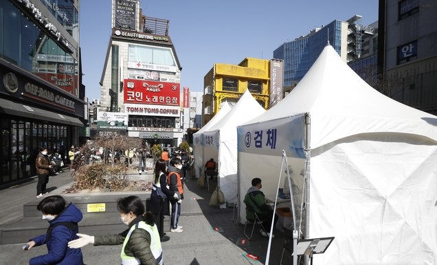서울 광진구 '건대 맛의 거리' 및 건대입구역 주변 음식점 상인과 종업원 등이 23일 청춘뜨락에 마련된 임시선별검사소를 찾아 코로나19 선제검사를 하고 있다.