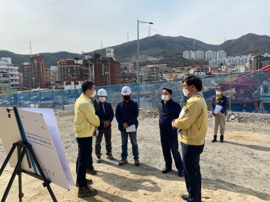 김경호 광양시 부시장 광영동 주민센터 건립 현장 방문 모습 /사진=광양시