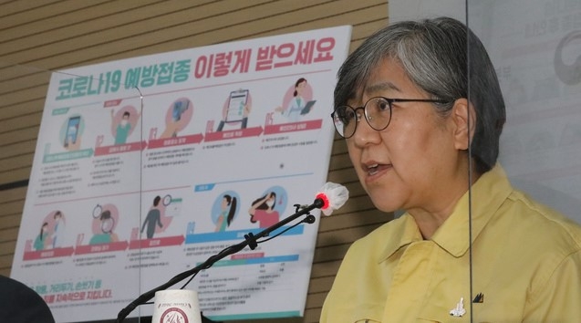 정은경 코로나19 예방접종 추진단장(질병관리청장)이 24일 오후 충북 청주 질병관리청에서 예방접종 특집 브리핑을 갖고 있다.