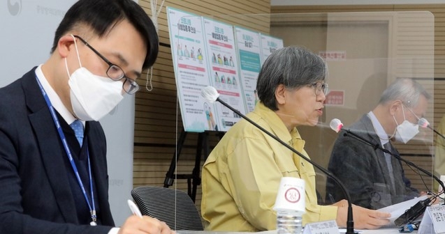 정은경 중앙방역대책본부장(질병관리청장)과 최원석 고려대 안산병원 감염내과 교수(왼쪽), 김중곤 서울의료원 소아청소년과 교수가 24일 오후 충북 청주 질병관리청에서 신종 코로나바이러스 감염증(코로나19) 예방접종 특집 브리핑을 갖고 있다.