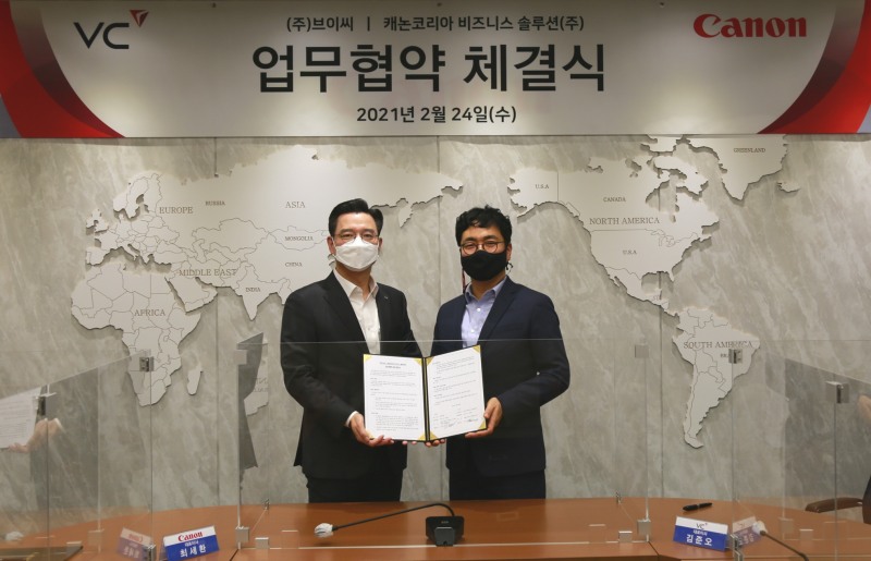 24일 (왼쪽)최세환 캐논코리아 비즈니스 솔루션 대표와 (오른쪽)김준오 브이씨 대표가 골프 시뮬레이터 VSE 양산 및 A/S 서비스 제공을 위한 업무협약(MOU)을 맺은 후 기념 사진을 촬영하고 있다.(사진=캐논코리아 비즈니스 솔루션)