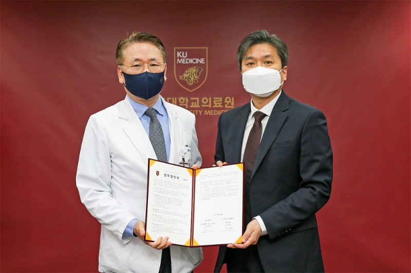 (좌측부터_고려대학교 김영훈 의무부총장 겸 의료원장, 셀랩메드 송성원 대표이사)