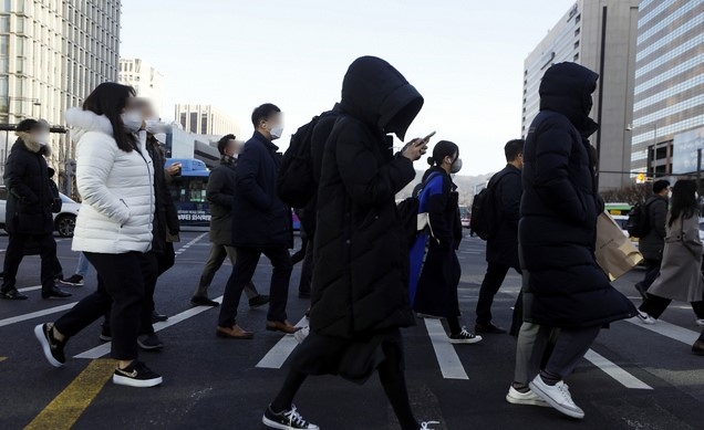 지난 23일 서울 광화문 사거리에서 옷을 두텁게 입은 시민들이 출근하고 있다.