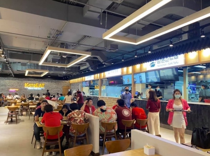 청년다방이 태국에 300평 규모의 대형점을 열었다. 사진은 K-strEAT 매장 전경