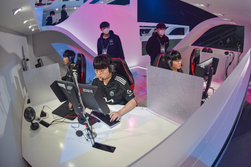 PGI.S 경기에 집중하는 담원 기아 펍지 팀(사진=펍지스튜디오 제공).