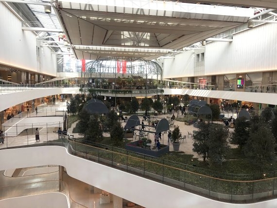 더현대 서울 5~6층에 조성된 '사운즈 포레스트'