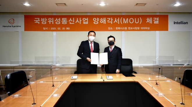 어성철 한화시스템 방산부문장(사진 우측)과 성상엽 인텔리안테크놀로지스 대표이사 / 이미지 제공 = 한화시스템
