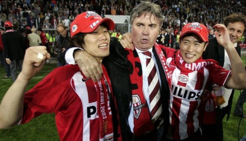 2002한일월드컵 4강 신화이후 네덜란드 아인트호벤에서 유럽챔피언스리그 4강진출을 이끌며 호흡을 맞췄던 히딩크 감독과 박지성, 이영표가 서로 어깨동무를 하고 환호하고 있다.