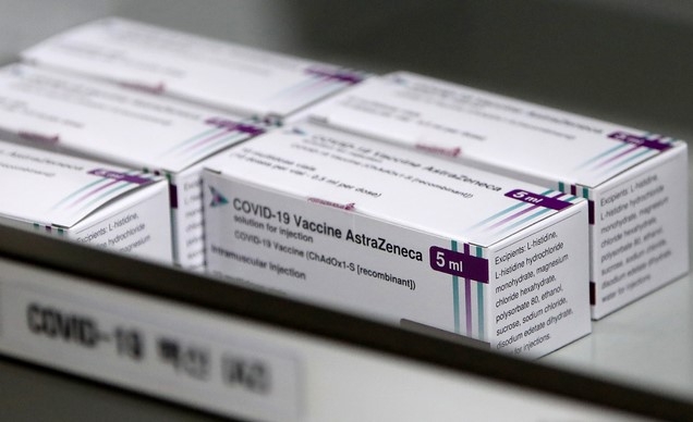 신종 코로나바이러스 감염증(코로나19) 백신 접종을 하루 앞둔 25일 오전 광주 광산구 광산보건소로 아스트라제네카 백신이 들어와 보관돼 있다.