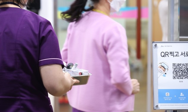 아스트라제네카(AZ) 첫 백신 접종이 시작된 26일 오전 접종 대상자인 제주시 요양시설 정효원 관계자들이 분주히 움직이고 있다.