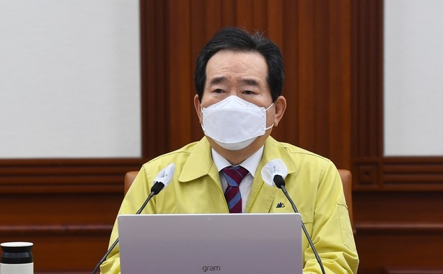 정세균 국무총리가 25일 오전 서울 종로구 정부서울청사에서 영상으로 열린 코로나19 중앙재난안전대책본부(중대본) 회의에 참석해 발언하고 있다. (공동취재사진)