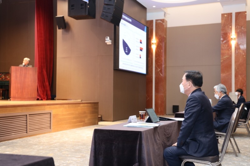 사진 = 김지철 교육감이 AI기반 신산업 분야 직업계고 교육과정 연구 발표를 듣고 있다.