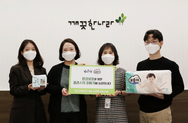 (왼쪽부터) 순수한면 브랜드 매니저, 최현수 깨끗한나라 대표, 신은숙 마케팅 총괄 담당, 보솜이 브랜드 매니저 / 사진 제공 = 깨끗한나라