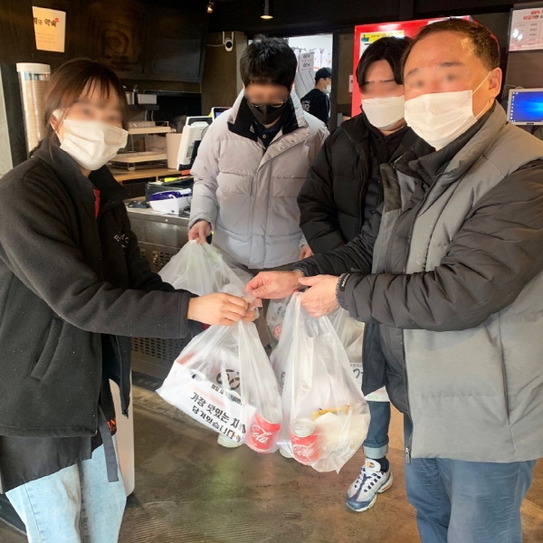 60계치킨 남양주덕소점, 남양주시 사회 복지관 남부희망케어센터에 사랑의 치킨나눔 봉사