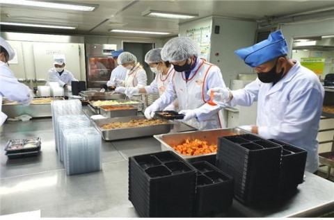 전문 영양사가 구성한 양질의 도시락을 결식 우려 아동들에게 무료 제공하고 있다