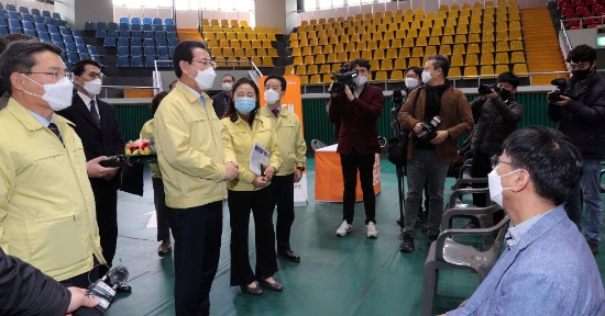 김영록 전라남도지사가 26일 오전 여수 코로나19 백신 예방접종센터가 마련된 흥국체육관을 찾아 백신 접종자들과 이야기를 나누고 있다./사진=전라남도