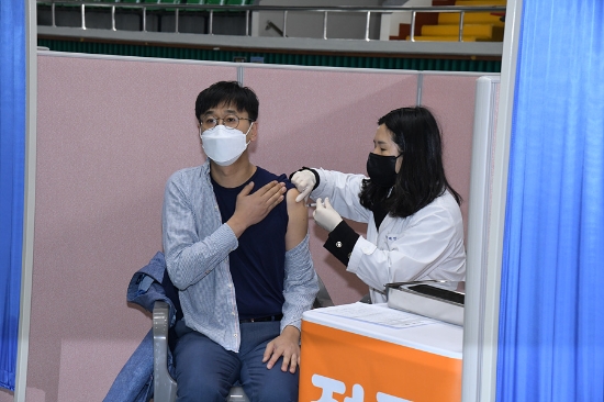 백신 접종 첫 날인 26일 오전 여수시 코로나19 예방접종센터인 흥국체육관에서 전남에서 처음 접종을 맞은 요양병원 관계자가 아스트라제네카 백신 접종을 받고 있다./사진=여수시