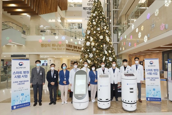 올리브(앞줄왼쪽부터),DS1,DS2,신승철계명대동산병원전산운영팀장(뒷줄왼쪽부터),임순호원무부장,조화숙간호부장,정우진기획조정실장,한성욱진료부원장,박숙진간호부원장,조치흠병원장,박남희행정부원장,박성균진단검사의학과교수,송봉일핵의학과교수