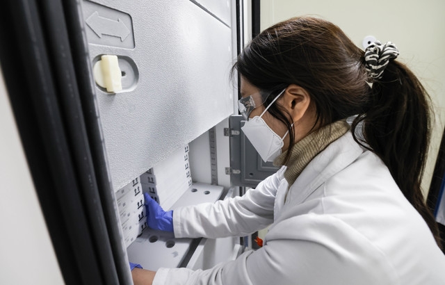 의료진이 지난 26일 오후 서울 중구 국립중앙의료원에 도착한 화이자 백신을 냉동고에 입하하고 있다. (사진=국립중앙의료원 제공)