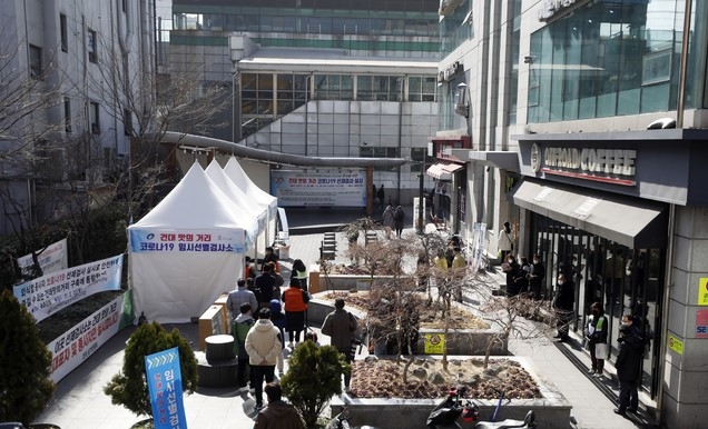 서울 광진구 '건대 맛의 거리' 및 건대입구역 주변 음식점 상인과 종업원 등이 23일 청춘뜨락에 마련된 임시선별검사소를 찾아 코로나19 선제검사를 하고 있다.
