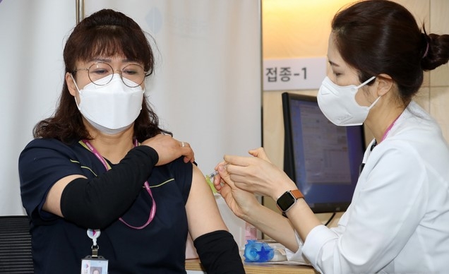  27일 오전 서울시 중구 을지로 국립중앙의료원 중앙예방접종센터에서 화이자 1호 접종자인 의료원 관계자가 백신을 접종받고 있다.