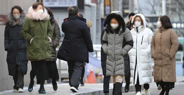 서울 최저기온이 영하 10도까지 떨어지며 강추위가 이어지고 있는 지난 17일 오후 서울 중구 시청역 인근에서 시민들이 발걸음을 옮기고 있다. 