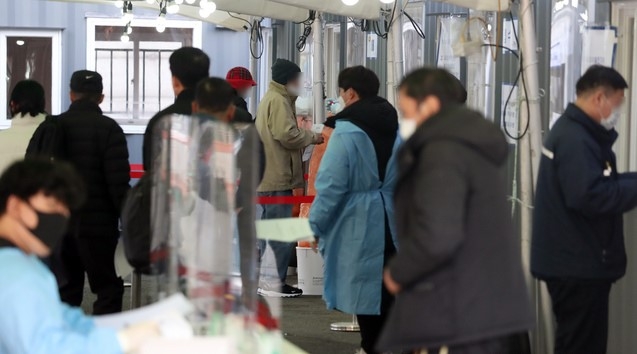 24일 서울역 중구임시선별검사소를 찾은 시민이 신종 코로나바이러스 감염증(코로나19) 검사를 받고 있다. 