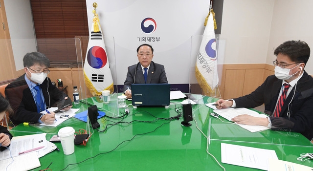 홍남기 경제부총리 겸 기획재정부 장관이 지난 26일 서울 종로구 정부서울청사에서 화상으로 열린 '2021년 제1차 G20 재무장관·중앙은행총재 회의'에 참석하고 있다. (사진=기획재정부 제공)